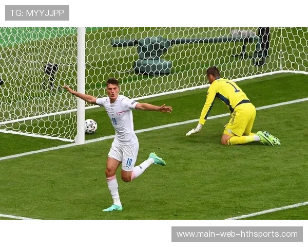 希克称赞后卫群体：他们今天防线非常坚固，希克是哪个国家的球员